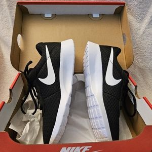 New! Nike Tanjun, 5.5